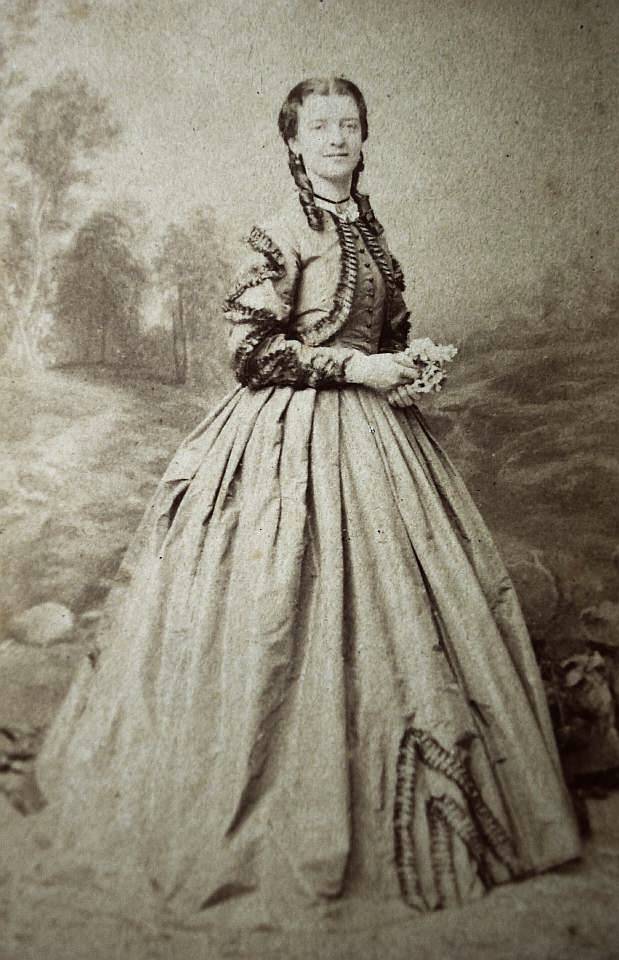 BarkerHarrietYoungWomanRet2bMedm