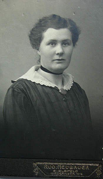 DarmLinaPortr2MittelS