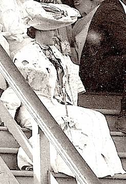 lady_on_grandstand_C1903 Kopie